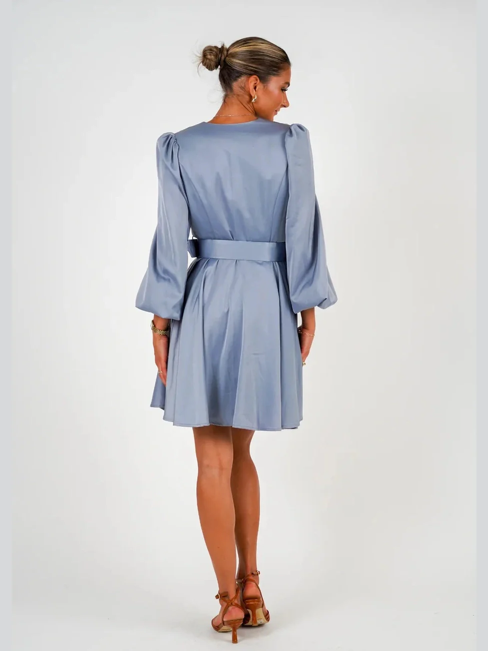 Queen satin kjole - sky blue - Image 5