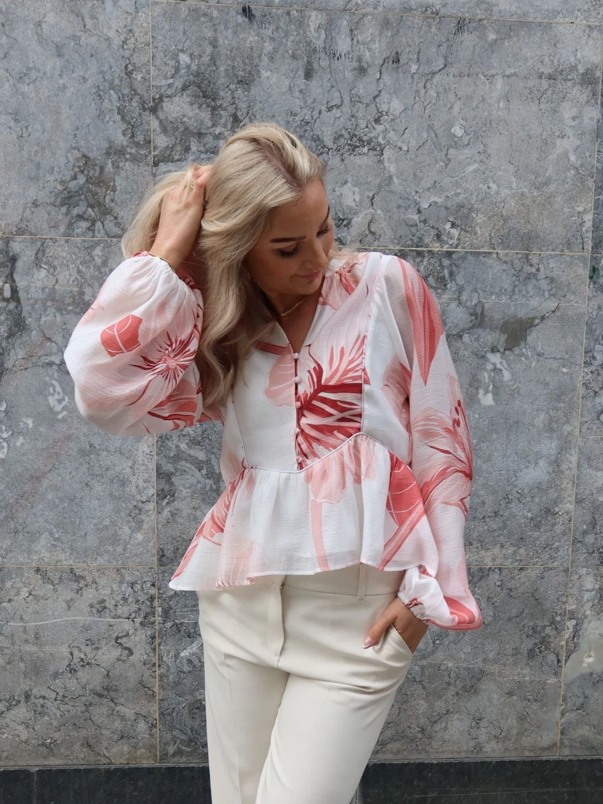 Nova bluse - white with pink lillies - Image 3