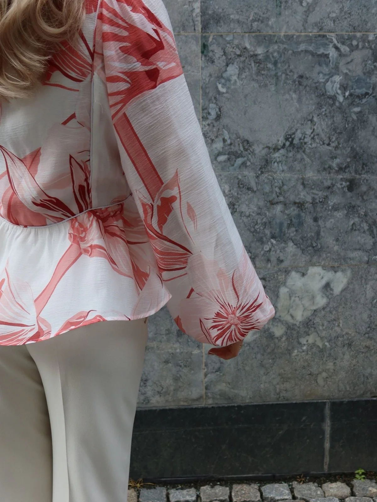 Nova bluse - white with pink lillies - Image 7