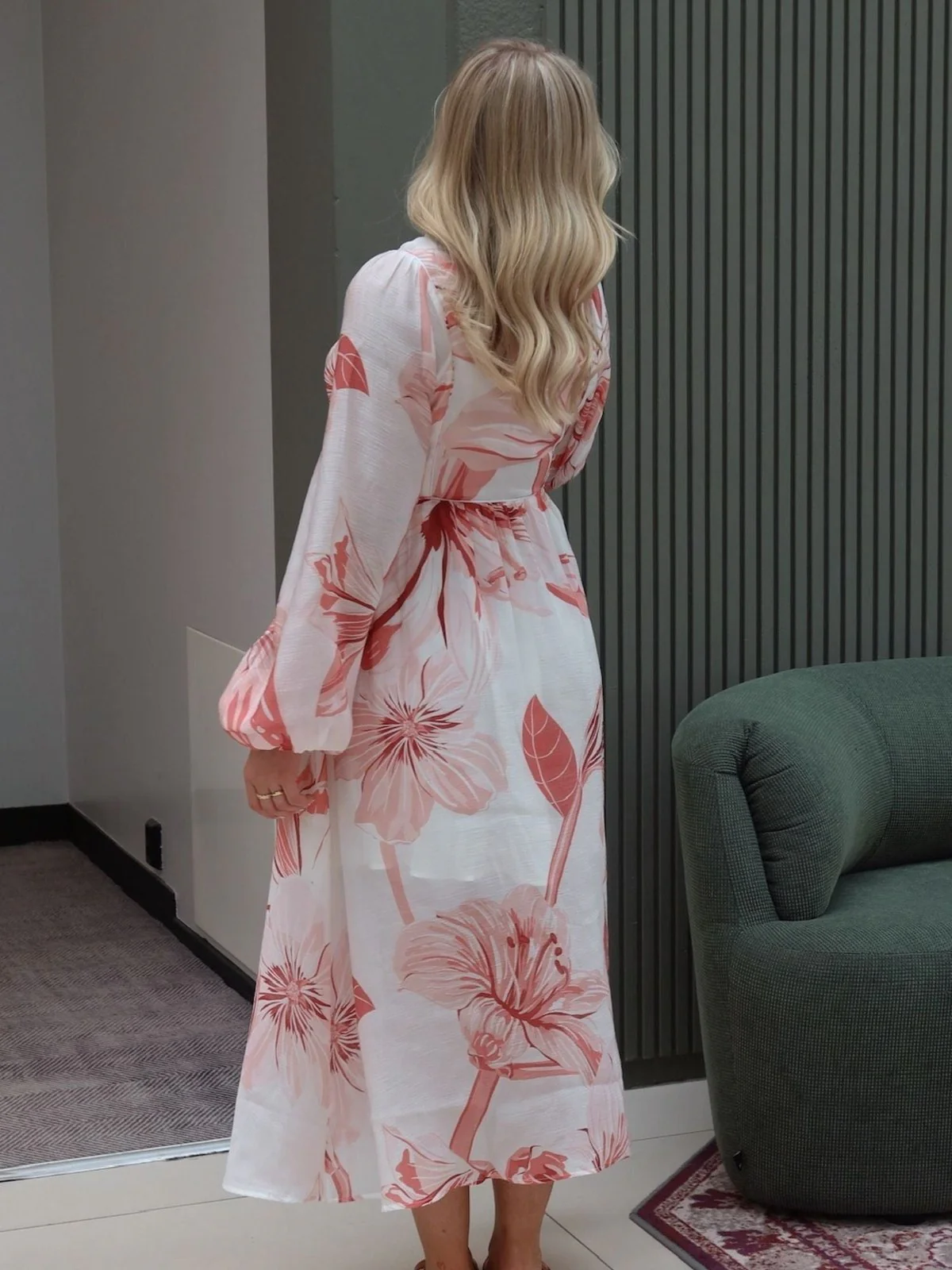 Nova lang kjole - white with pink lillies - Image 3