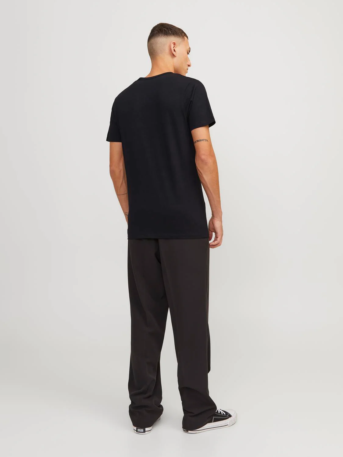 Basic v neck t-skjorte - black - Image 4