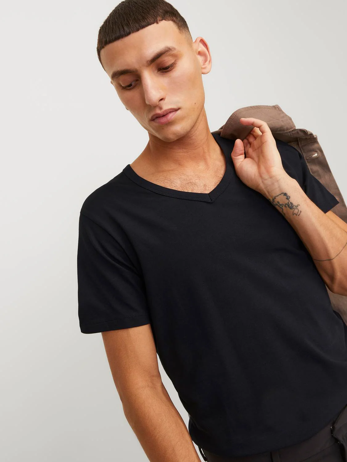 Basic v neck t-skjorte - black - Image 7