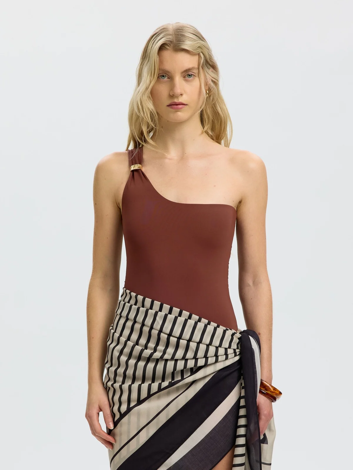 Bari one shoulder badedrakt - cherry mahogany - Image 8