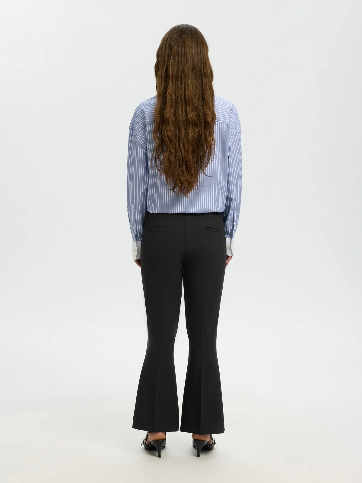Slim rita kick flared cropped bukse - black - Image 3