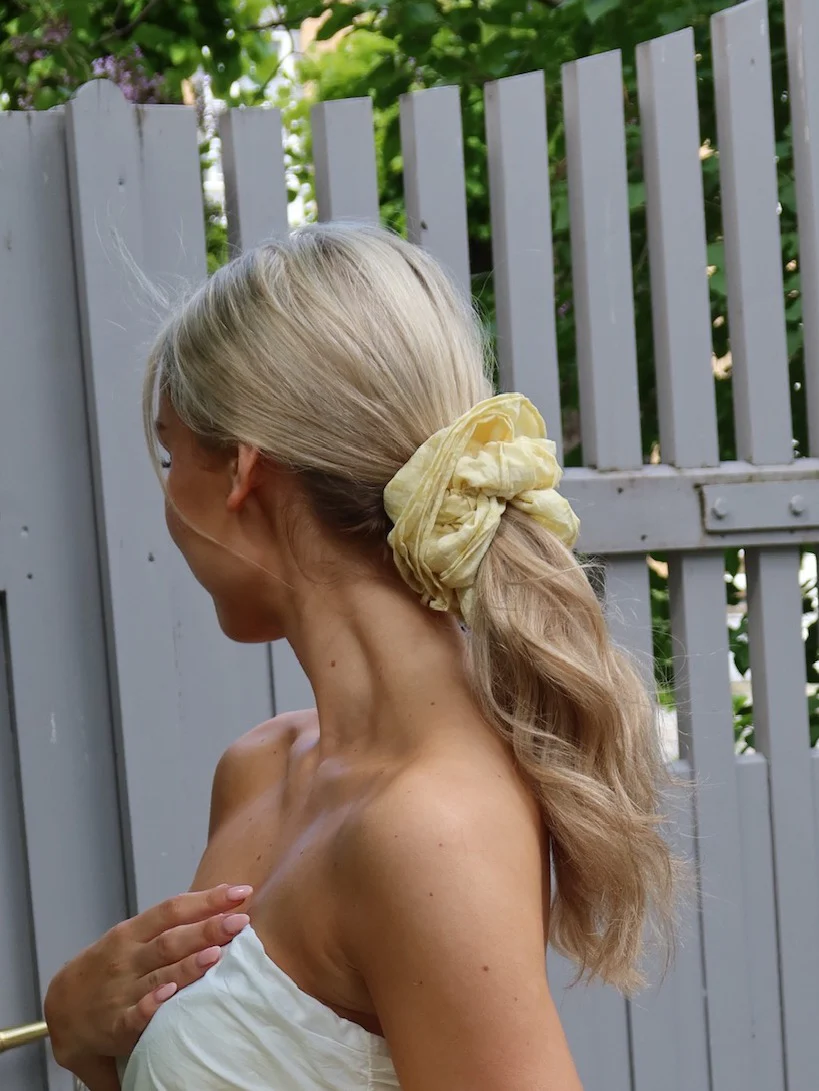 Joy scrunchie - pastel yellow